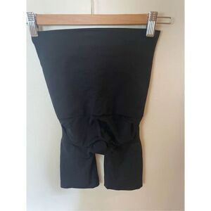 Assets by Spanx Shorts (SZ M)